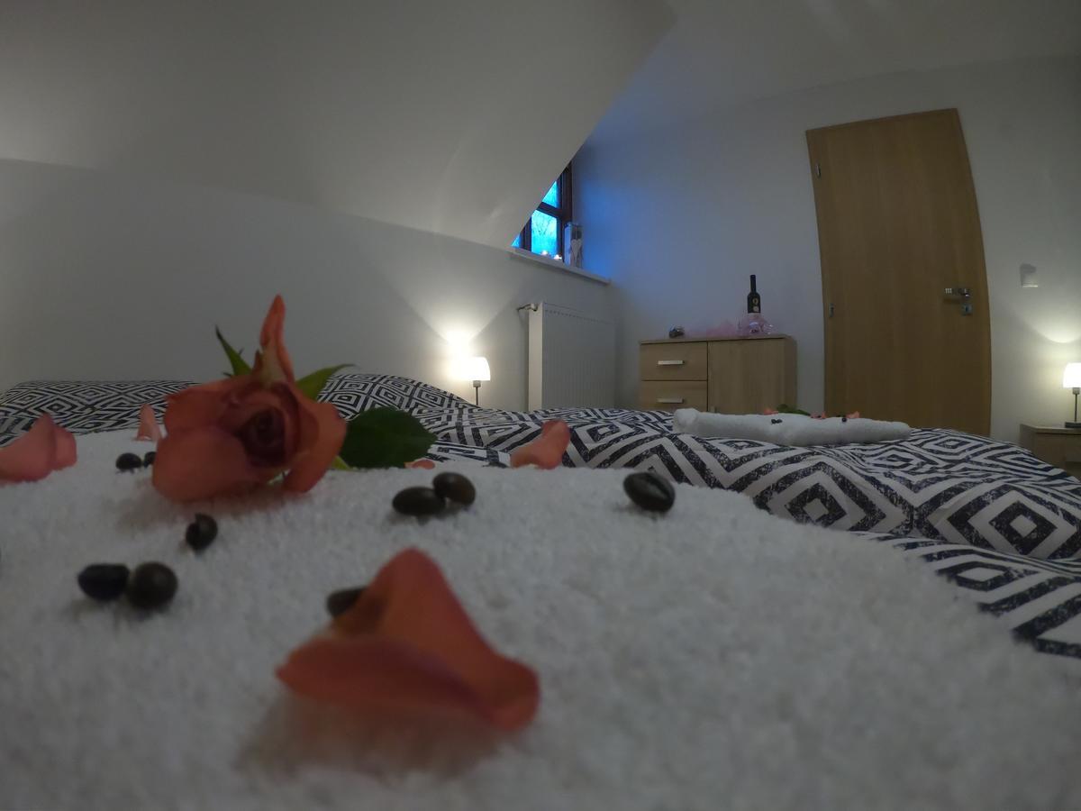 Pizzeria Viktoria Hotell Chlebnice Eksteriør bilde