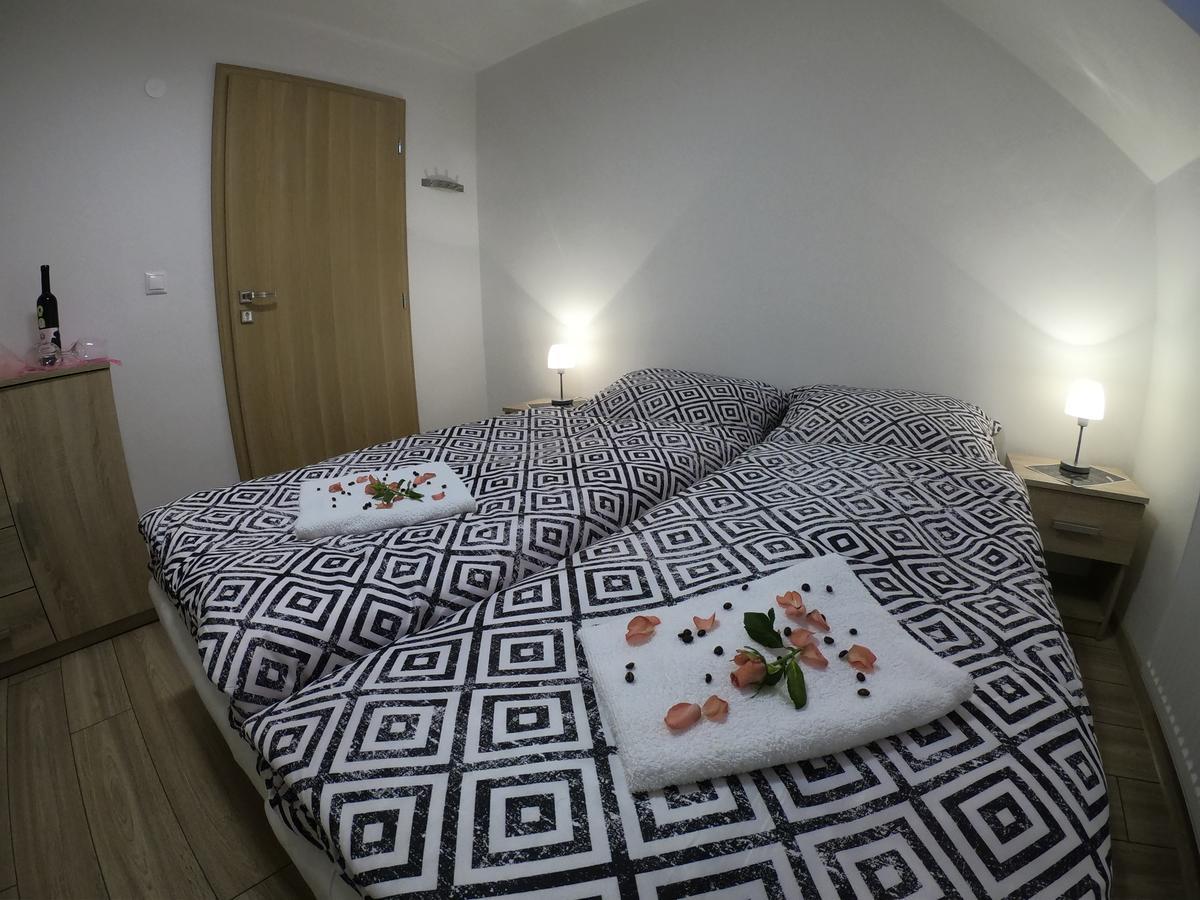 Pizzeria Viktoria Hotell Chlebnice Eksteriør bilde