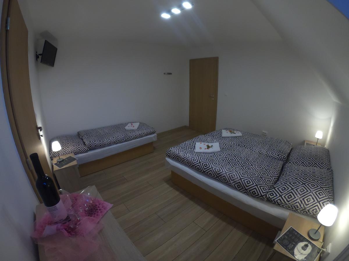 Pizzeria Viktoria Hotell Chlebnice Eksteriør bilde